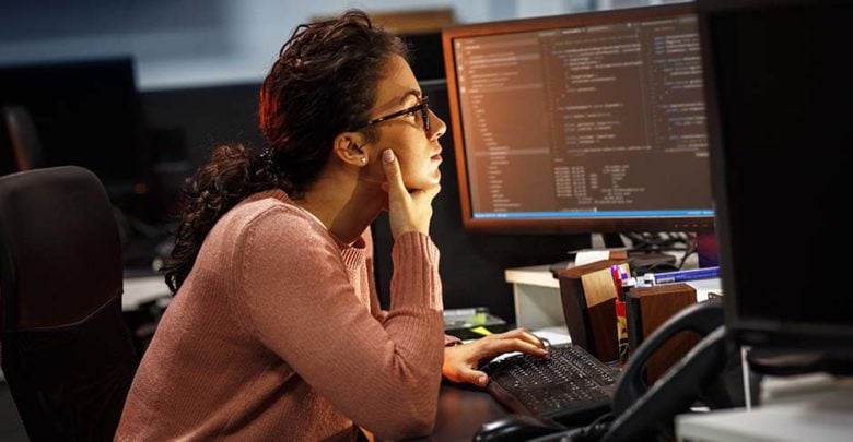 Mujer sentada frente a un computador
