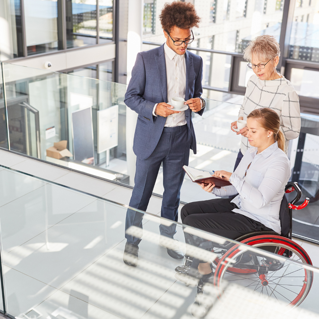 tres personas diversas trabajando